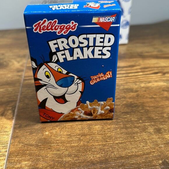 1:64 2002 ACTION #5 KELLOGG'S FROSTED FLAKES IN CEREAL BOX Terry Labonte - Picture 4 of 6